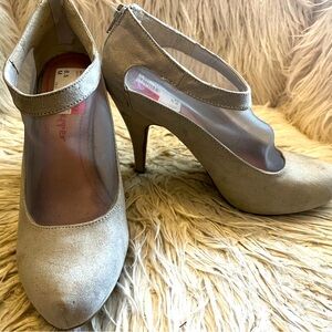 Taupe pump